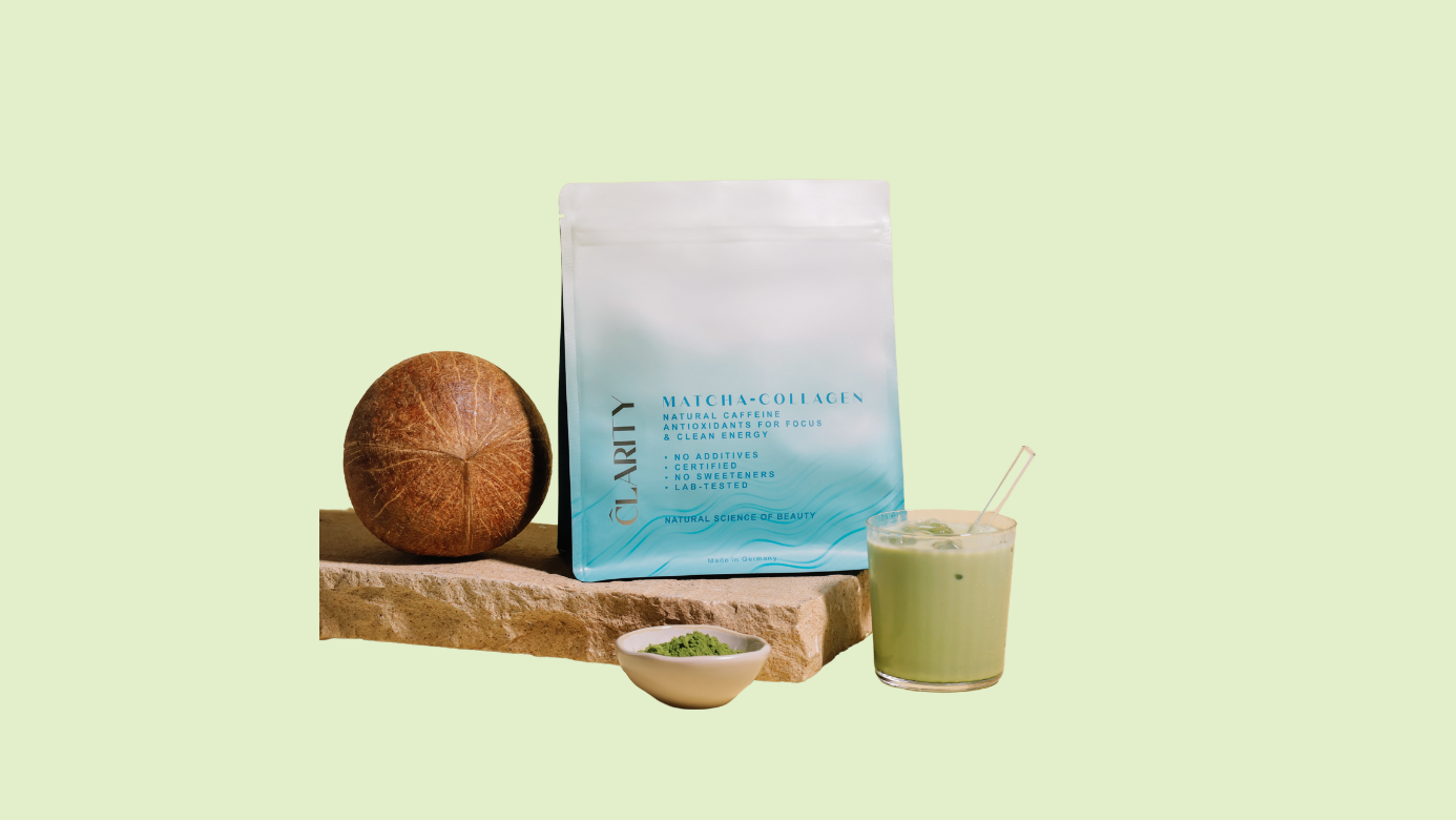 Matcha latte z kolagenem w wysokiej szklance z mlekiem i cynamonem – domowy przepis na napój beauty z peptydami kolagenowymi